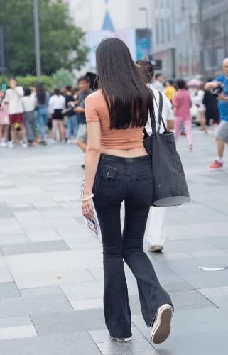 足足看了2个钟,还是没看明白,美女穿的是牛仔裤还是喇叭裤
