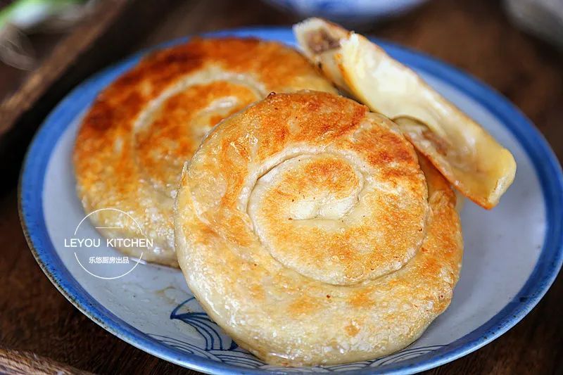 不用和面的牛肉饼，外酥里嫩，一卷一烙，比叫外卖还快