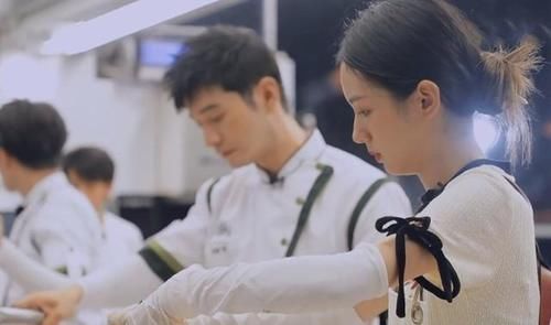 周也汗流浃背还不忘哄孩子,素颜五官精致,皮肤状态媲美小孩