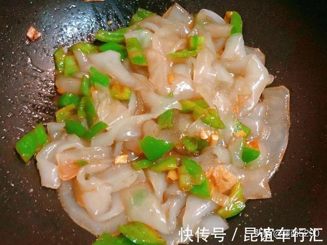 宽粉|尖椒炒东北水晶大拉皮,三分钟出锅的快手菜,谁吃谁香