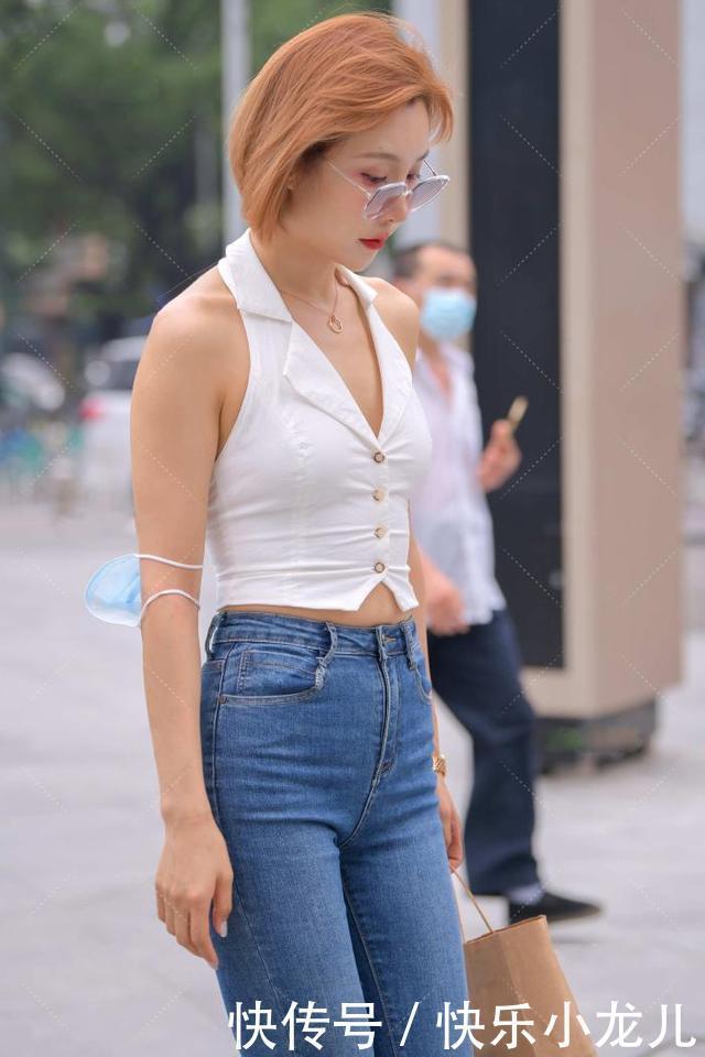 白色无袖挂脖衫,知性优雅尽显复古风,非常吸睛