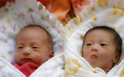 龙凤胎|爸爸姓甄,随口为龙凤胎宝宝起名,上户口工作人员狂赞水平高