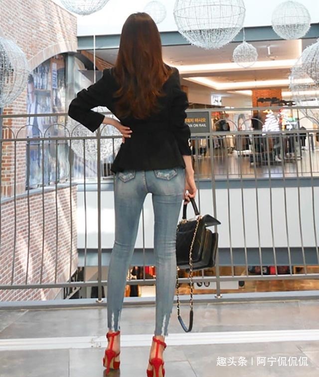 牛仔裤打底衫彰显女人温柔美,十分别致