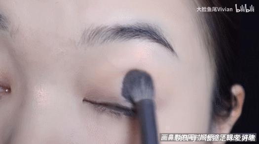 芽芽|别再画眼影了，这种眼妆才是真的又纯又欲啊