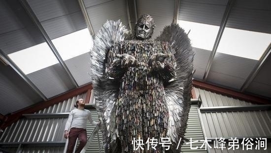 受害者|耗时2年用10万把杀人凶器打造刀天使,每把刀上刻有受害者名字!