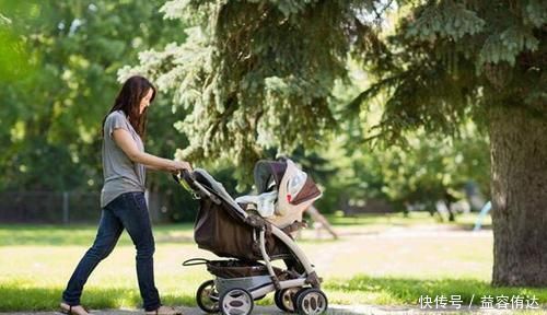 婴儿车|奶奶带孙子出门散步,路人拍下的照片让网友笑翻,宝宝:我太难了