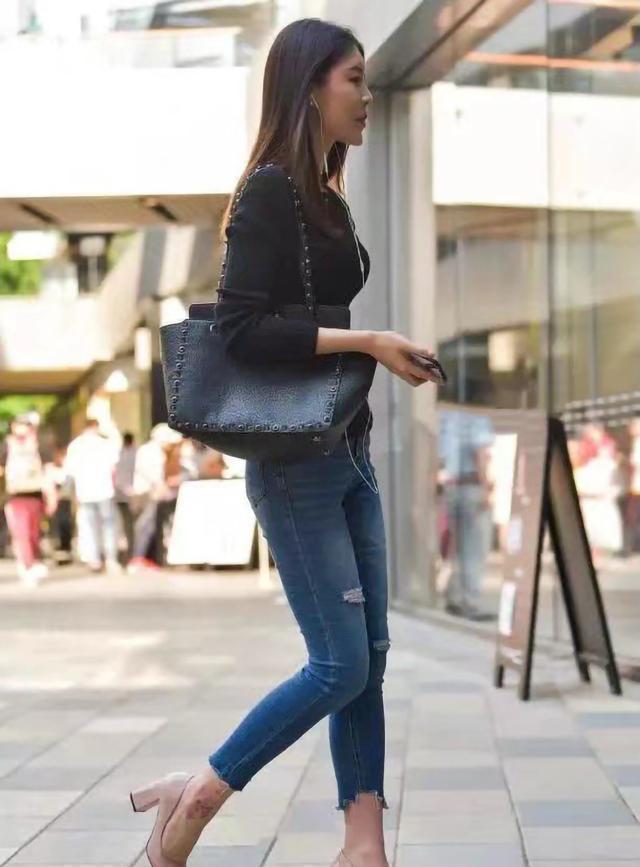 街拍这种短裤采用“扣子”排列，尽显修长的腿型吧