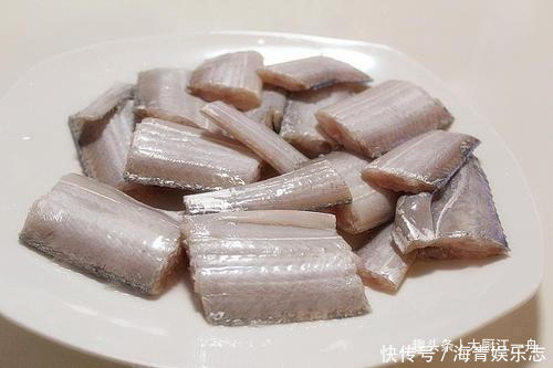 干炸带鱼,直接拍粉炸就错了,难怪腥气不好吃,大厨这样做才对