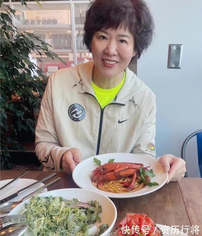 主帥|郎平61歲生日美國和女兒團(tuán)聚曝光！散步遛狗做大閘蟹：微笑氣質(zhì)佳