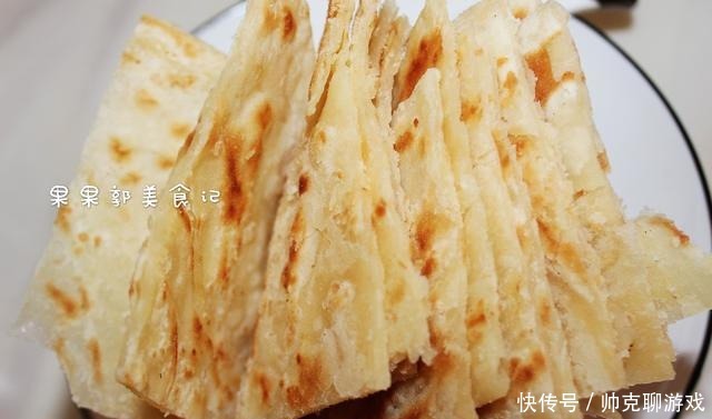 烙饼时,有人烫面,有人抹油,其实都不对,大厨教你正确做法