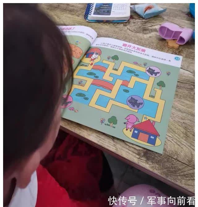 贴画|退休教师婆婆帮带娃,每天让孩子玩,上学后孩子表现出超强专注力