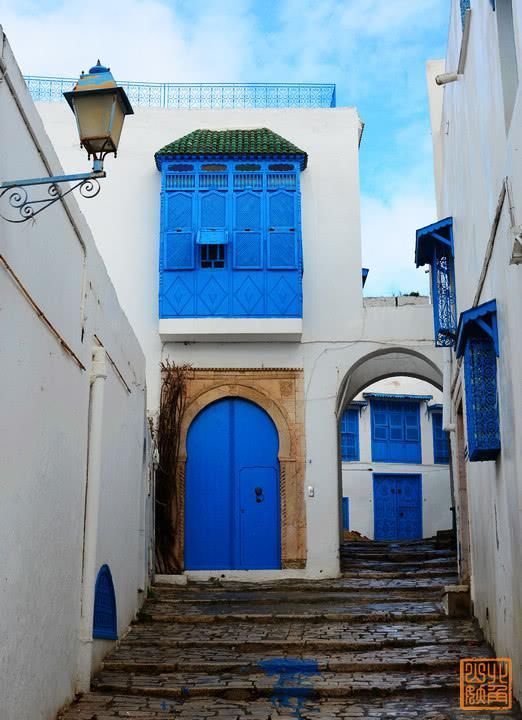 春雪|非洲最梦幻蓝白小镇,在草席咖啡馆抽水烟喝甜茶,这里的惬意不输圣托里尼