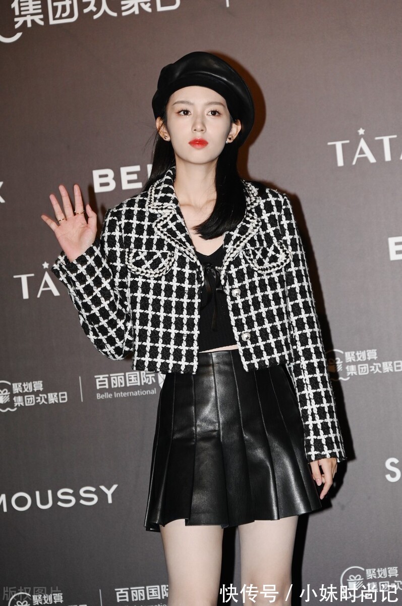 周也|周也现身百丽国际大秀红毯,穿格子小香风外套搭配皮裙清新减龄