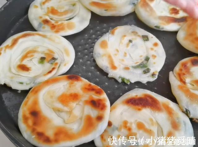 饺子皮|早餐别再吃油条了，1块钱饺子皮，一擀一卷，5分钟解决全家人早餐