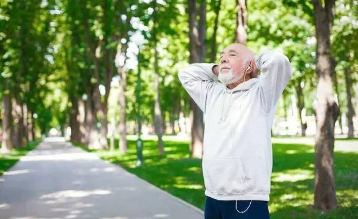 血压|血压高的人,不想脑溢血,少碰4种食物,谨记补三物,做三控