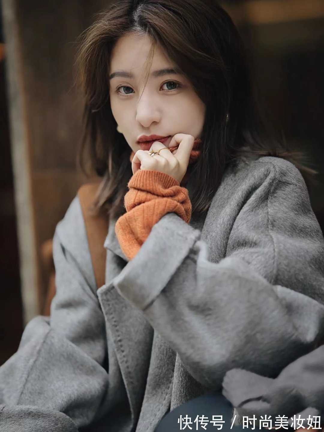 灰色大衣 没想到,灰色大衣这样搭真高级,4种优雅配色,提升气质又洋气