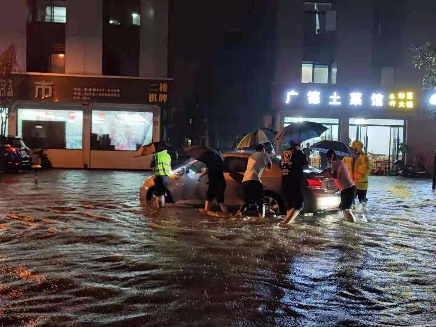 暴雨|请安心！暴雨中，有他们在默默守护！