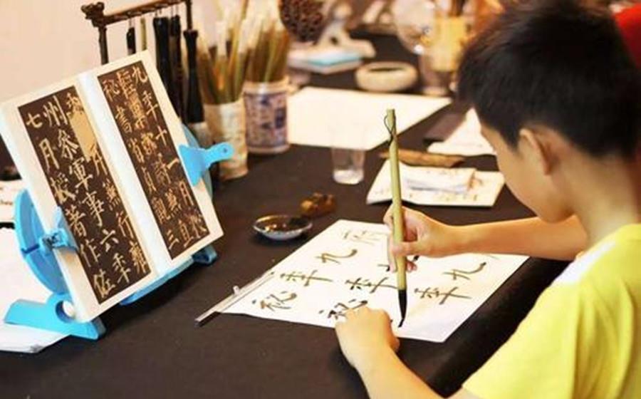 3年级男孩的作业本走红,字迹堪比“印刷体”,妈妈却开心不起来