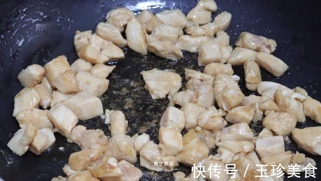 洋葱和鸡肉搭配这样做,特别开胃下饭,吃过一次的人还想吃第二次