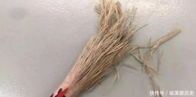 儿子|宝妈帮儿子整理书包,却被翻出的文具逗笑,这是把铅笔当扫帚用?