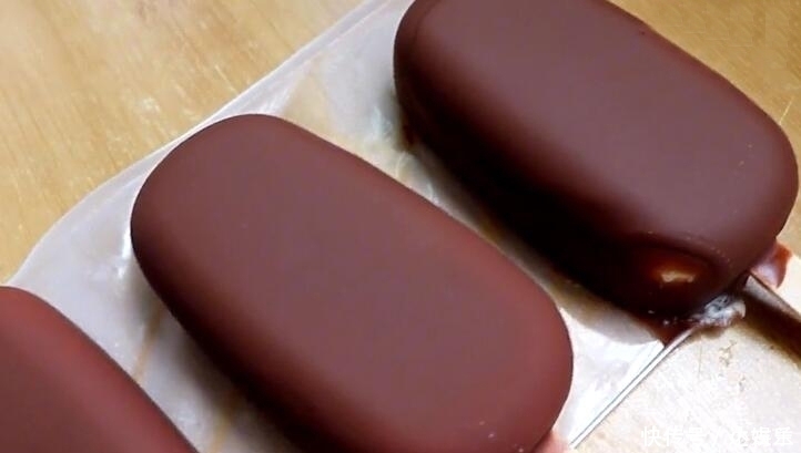 自制脆皮雪糕，2个鸡蛋一包奶，简单一做酥脆细腻，比冰淇淋好吃