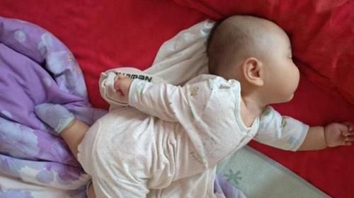 “放飞自我式”睡姿火了，妈妈掀开宝宝被子后笑喷嫦娥奔月