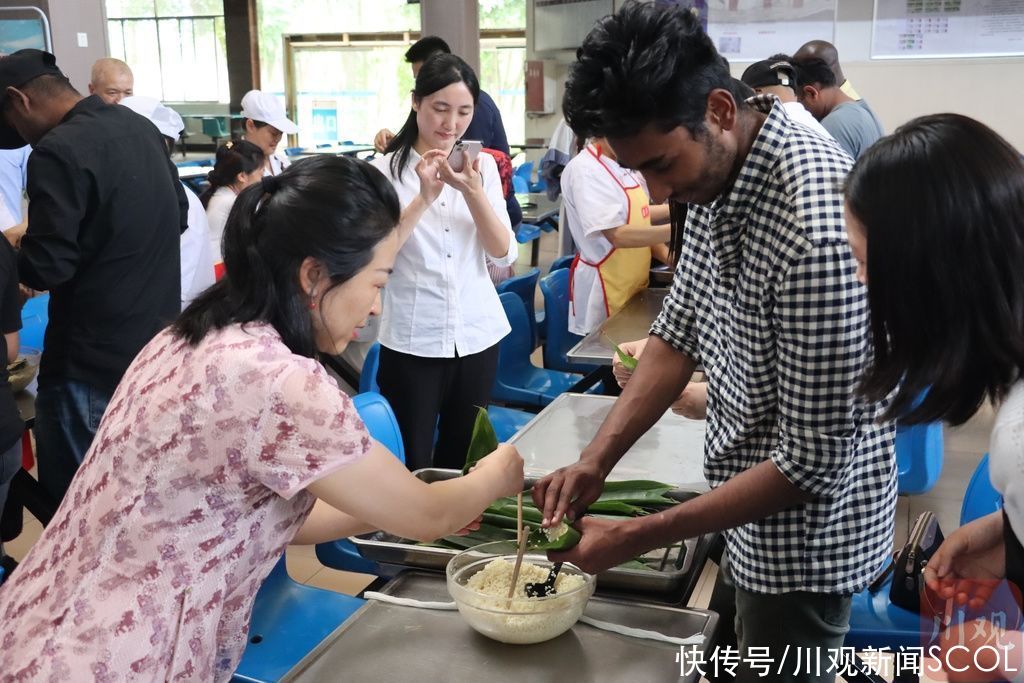 粽叶|端午节，这群留学生在泸州包粽子感受中国味