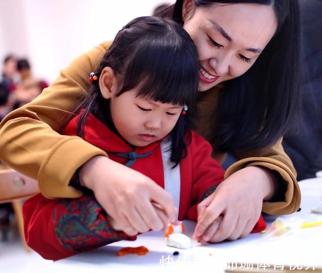 起跑线|儿子画爸爸得二等奖,爸爸看后气得要死,妈妈:画的挺像