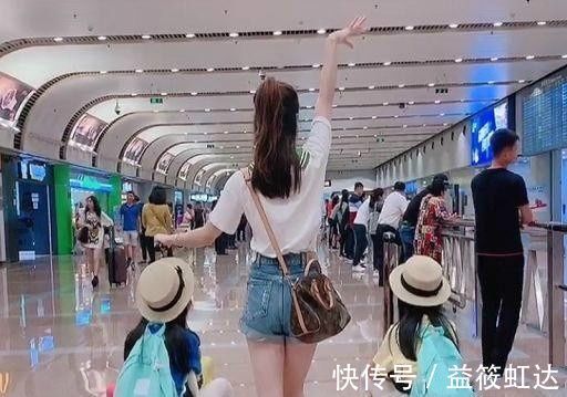 早生娃|二胎妈妈带娃机场照火了,网友羡慕:后悔没有早一点生孩子