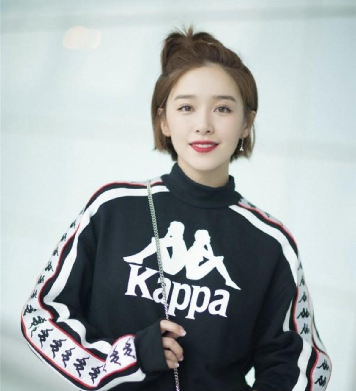 丸子头已经过时啦，今年流行男女通吃的苹果头，时髦减龄还方便