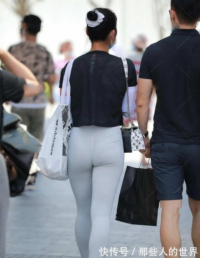 腿部 打底裤勾勒出完美身材,显腿部纤细修长,足够出彩!