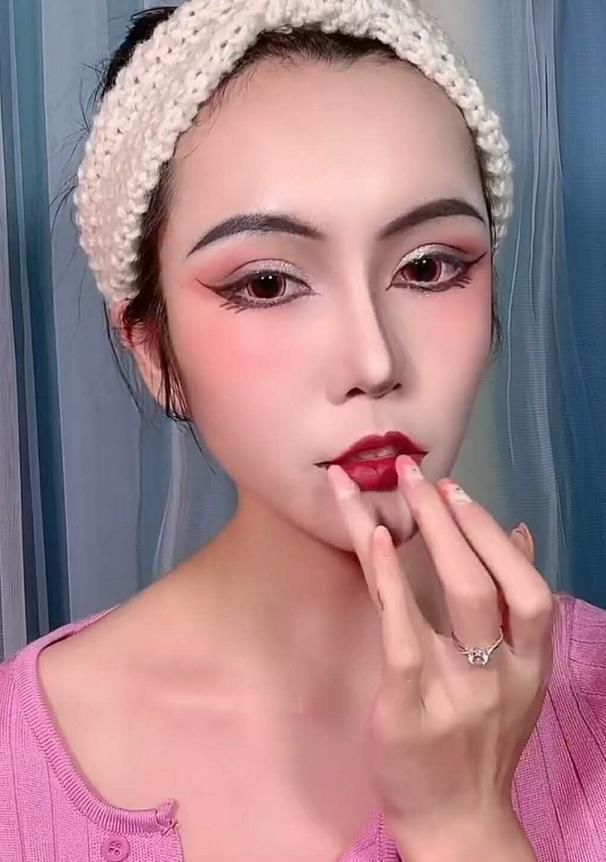 小姐姐仿妆动漫妲己,开始长得就挺美,看到最后还挺符合人设