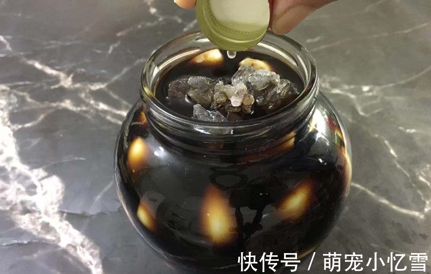 爽口|腌腊八蒜，可别直接放醋，多加两样，酸脆爽口，5天就能变绿
