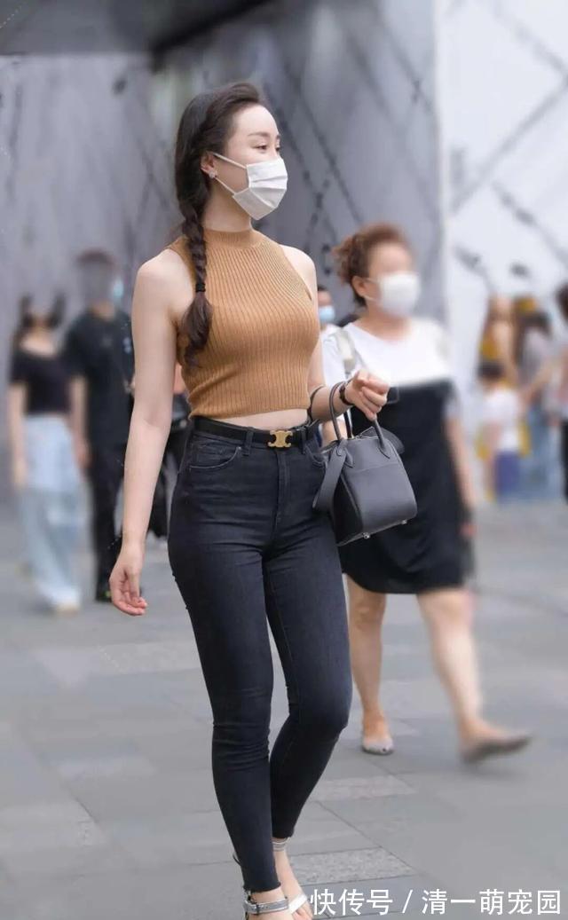 搭配|黄色V领长袖上衣搭配浅蓝色打底裤，简单搭配，休闲时尚