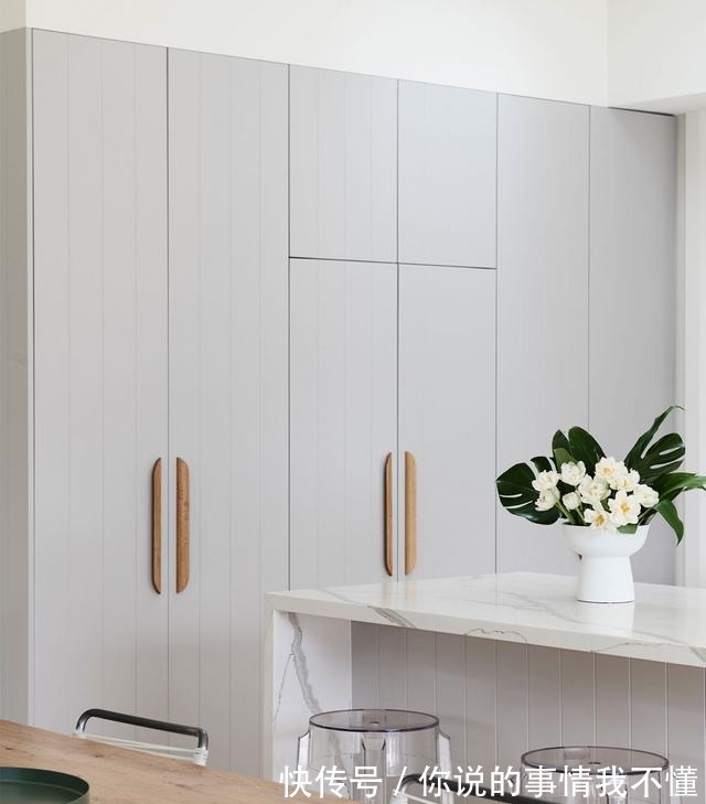 现代|幸福的四口之家，一扇生动记录风景的窗，草绿色的客厅，人人羡慕！