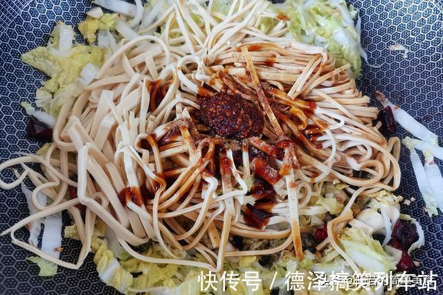 下饭|豆腐丝配娃娃菜，吃起来有嚼劲，味道也不错，很下饭