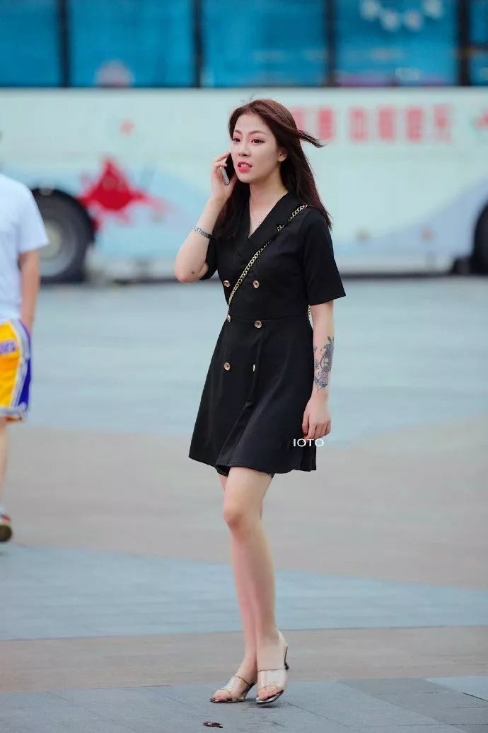 高跟鞋搭配出街,塑造女性都市般的时尚