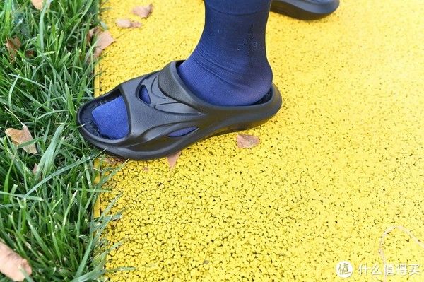 软弹|衣食住行 篇一:更贴脚的休闲拖鞋,舒缓疲劳走路更轻松,咕咚软弹运动拖鞋体验