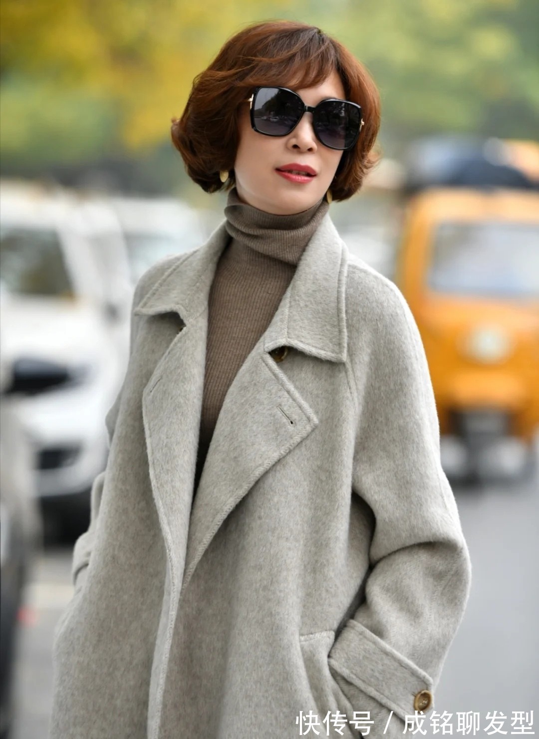 时尚|奔六的妈妈们这样打扮,自然真实不装嫩,既保暖时尚又显年轻