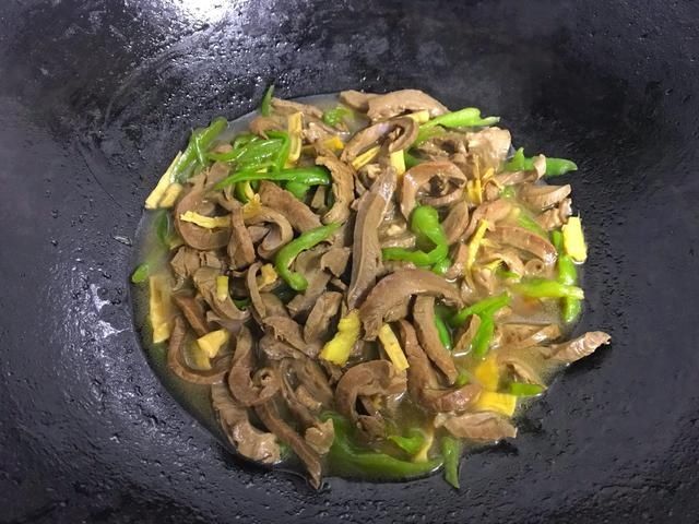 腥味|冬天大鱼大肉不如吃它，加青椒一起炒，鲜香开胃，养心安神睡眠好