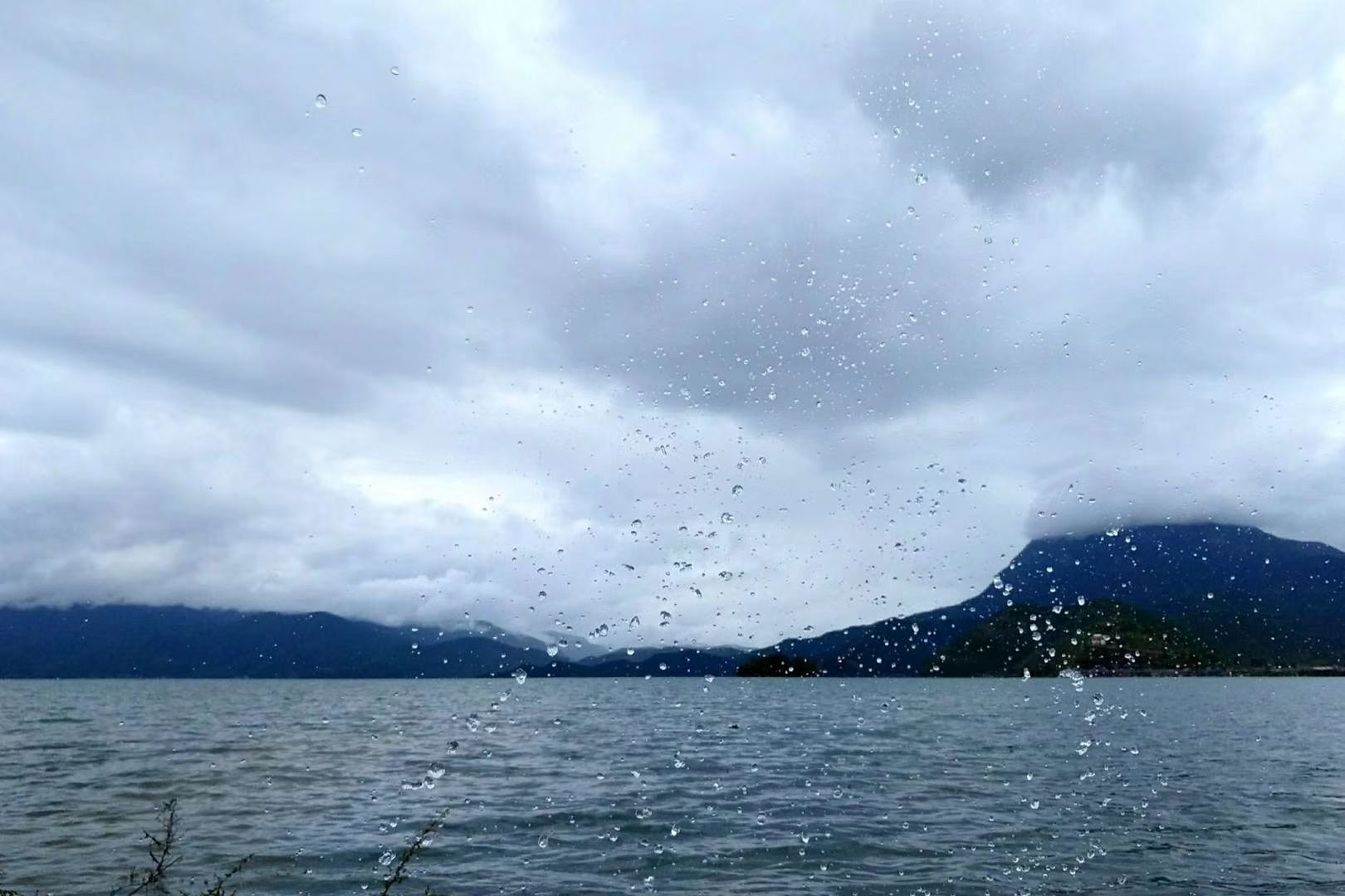 水天|胜似仙境映倒影，水天相接泸沽湖