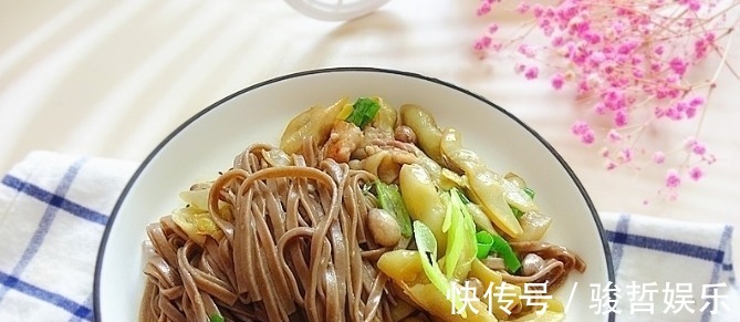 夏季，这是我吃不腻的午餐，就一盘，顶饱低脂又营养，错过等一年