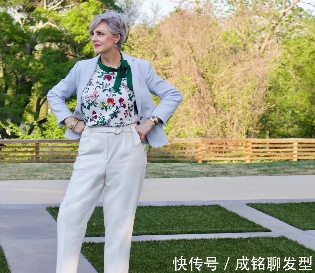老年人|论穿搭就服这位62岁的奶奶,越老越有魅力,行走中的穿搭教科书