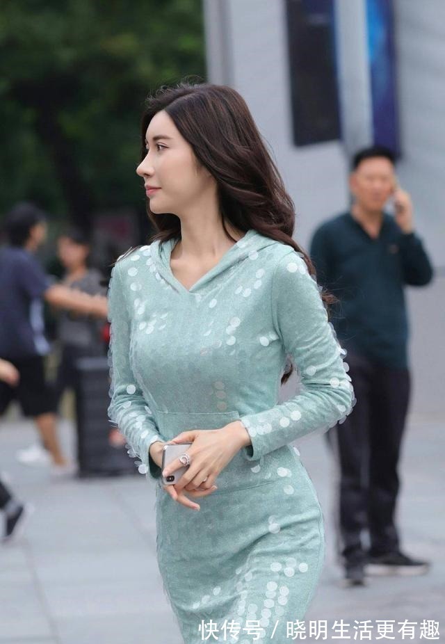 搭配 丰腴凹凸的瑜伽裤美女,换上了富有设计感的裙型,简约靓丽!