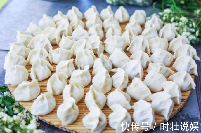 包好饺子,直接冻冰箱就错了!教你2个方法,放半年不开裂不粘连
