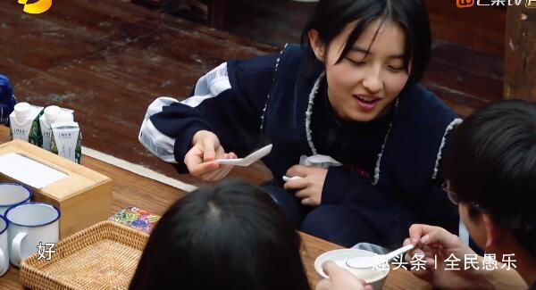 彭昱畅想把吃剩下的甜品倒给张子枫,张子枫的反应却让人意外