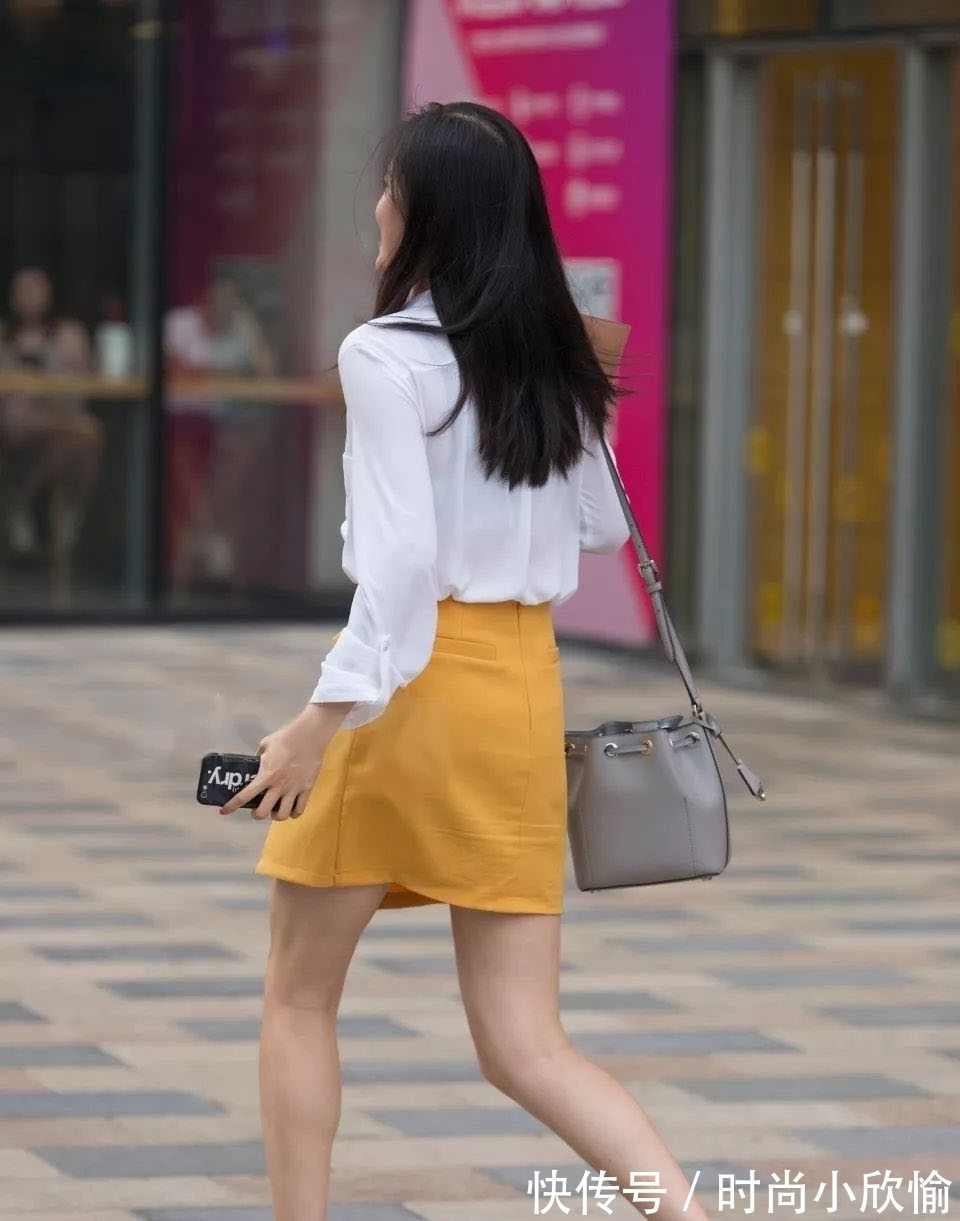 小姐姐 气质女孩偏爱简约风穿搭，白衬衫+亮黄色半身裙搭配，简单又时尚