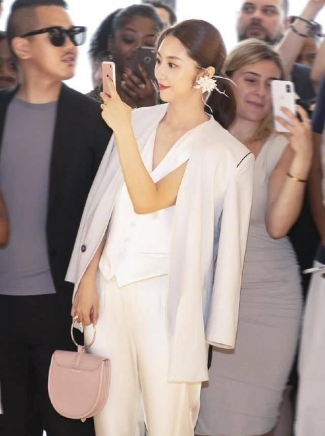 路人街拍，小姐姐旗袍搭配裸粉色的高跟鞋，显瘦还显高