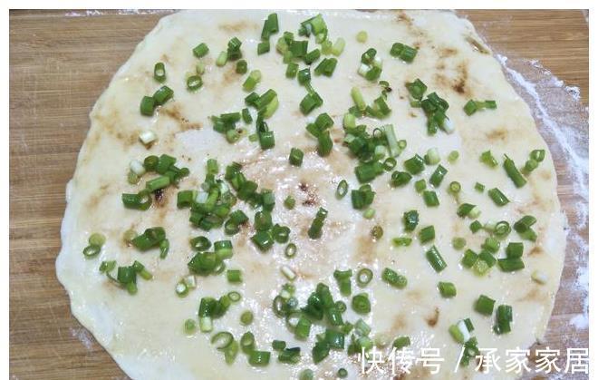 小葱|懒人早餐饼火了，面团一和，加把葱花，外酥里嫩，比吃油条香