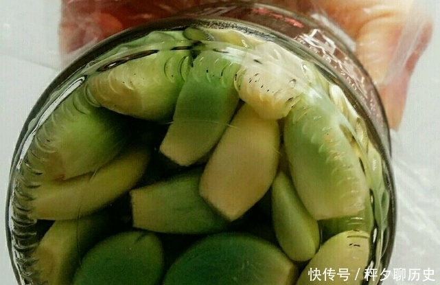 腌腊八蒜|泡腊八蒜,直接加醋是大错!多做一步,一晚就变绿,酸辣又香脆!